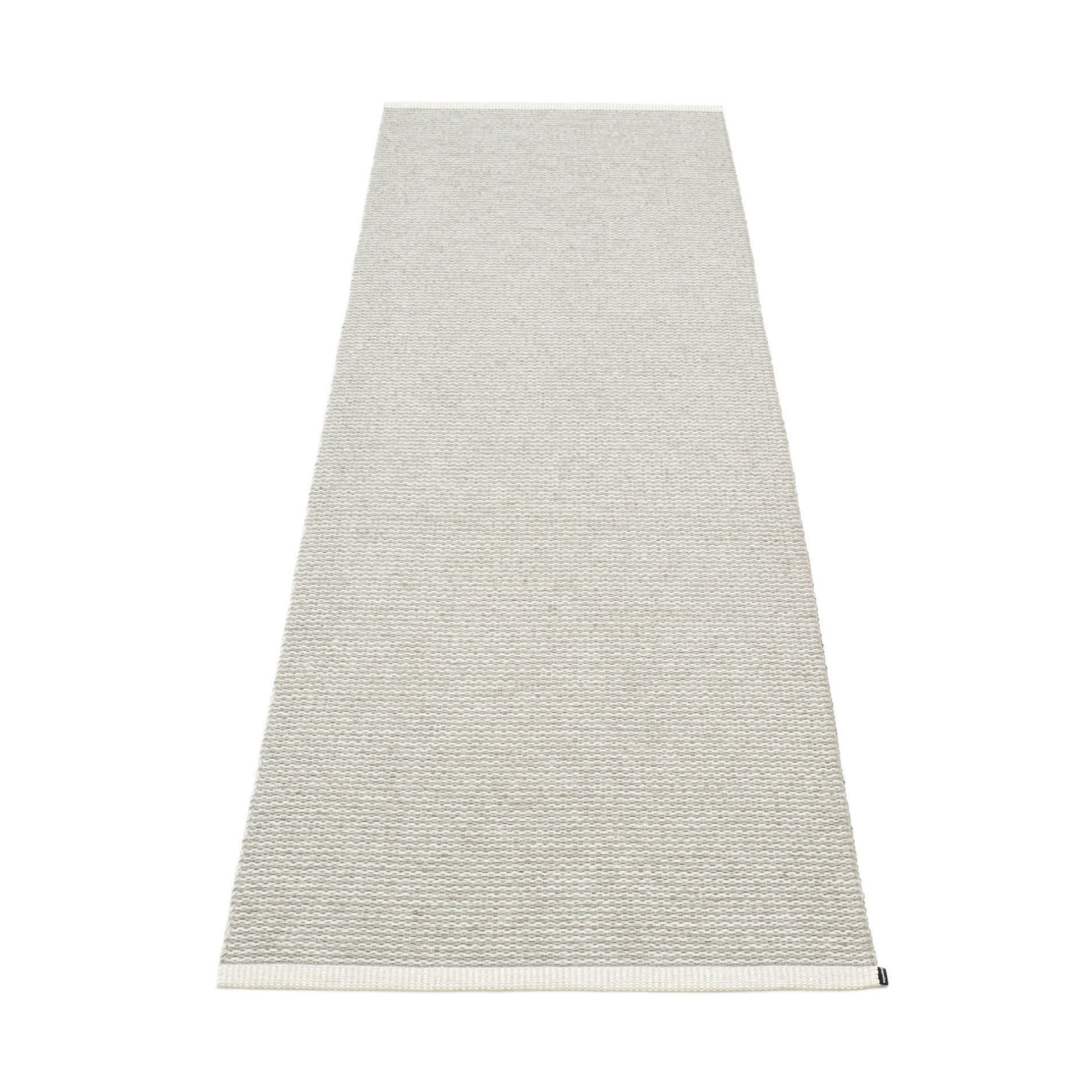 Mono Plastique Tapis 85x260 Pappelina fossil Pappelina Mono Kunststoffteppich in Fossil, 85x260 cm, detailreiche Nahaufnahme des gewebten Teppichs.